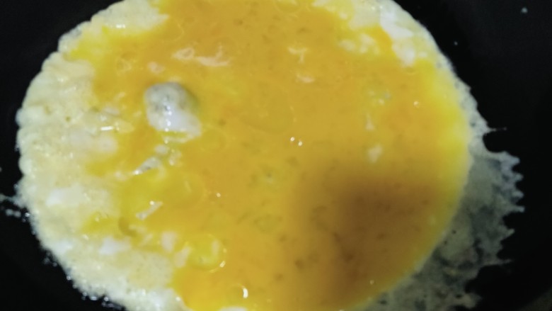丝瓜炒鸡蛋,油锅烧热摊鸡蛋