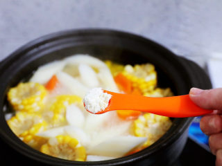 玉米胡萝卜山药排骨汤,再根据个人口味加入适量的鸡精