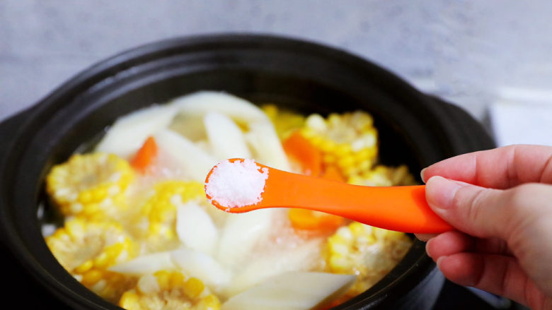 玉米胡萝卜山药排骨汤,加入盐调味即可
