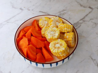 玉米胡萝卜山药排骨汤,胡萝卜去皮洗净滚刀切小块，玉米洗净切成小块
