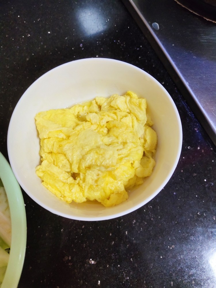 丝瓜炒鸡蛋,炒熟后盛入碗中