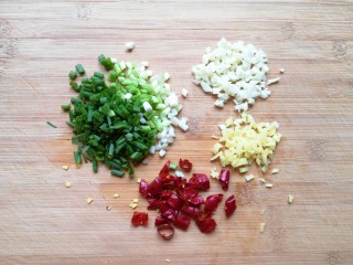 红烧素鸡,葱姜蒜干红辣椒分别切碎（葱叶碎留一点出来备用）。