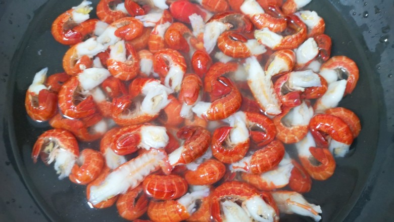 爆炒小龙虾,锅里放水烧开，下入龙虾尾焯水。