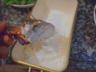 香辣螃蟹,将螃蟹的一面蘸上淀粉，这样可以防止蟹黄在炒的时间流失掉哦，也会更香