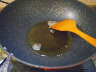 香辣螃蟹,锅内倒入较多的花生油