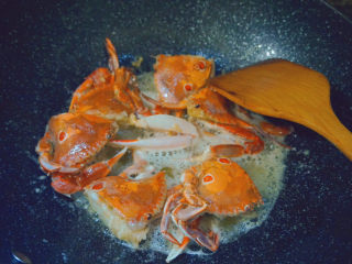 香辣螃蟹,将螃蟹炸至两面呈金黄色