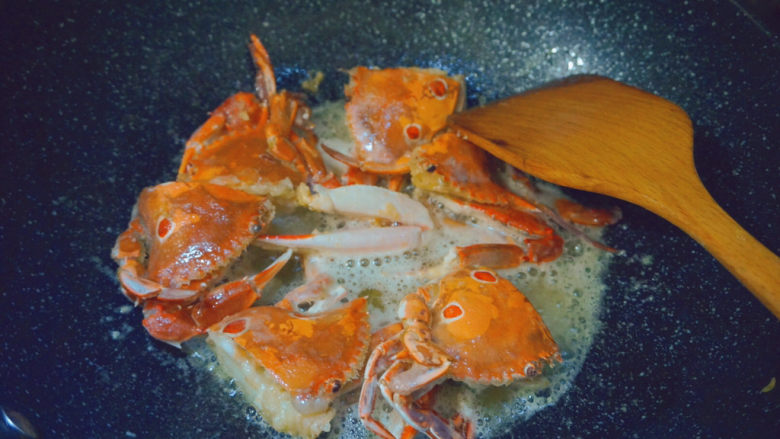 香辣螃蟹,将螃蟹炸至两面呈金黄色
