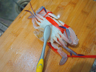 香辣螃蟹,先用牙刷将它里里外外涮洗一遍