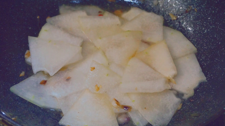 清炒冬瓜片,加入适量清水焖煮3分钟