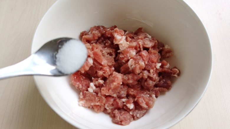 千张包肉,绞好的肉馅中加入盐。