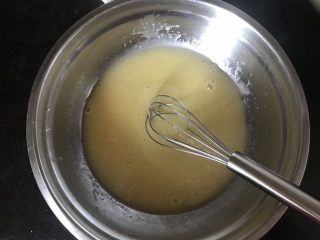 奶香玉米饼干,用蛋抽将油，糖和鸡蛋搅打均匀备用