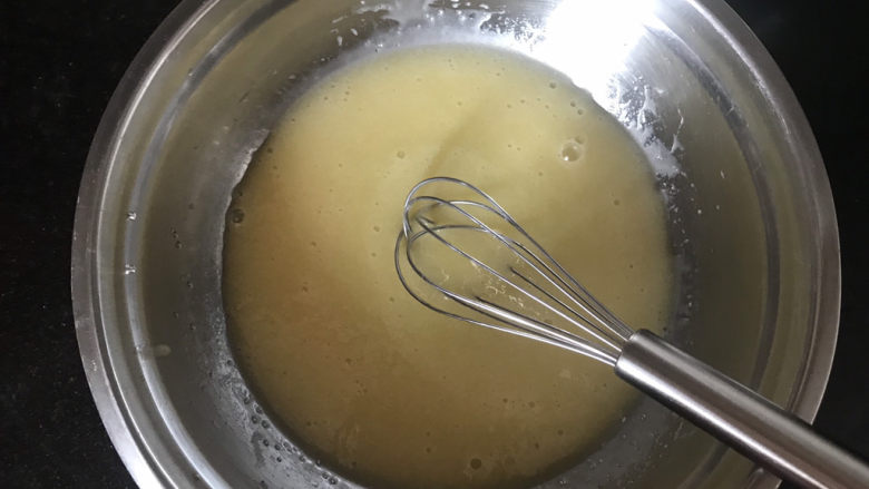 奶香玉米饼干,用蛋抽将油，糖和鸡蛋搅打均匀备用