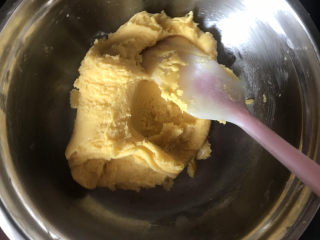 奶香玉米饼干,翻拌至无干面粉，这时仍然很粘需继续加
玉米面
