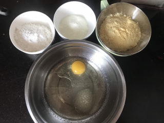 奶香玉米饼干,称好所需材料备用，鸡蛋，糖，油直接称在一个盆里