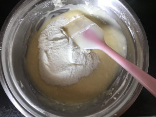 奶香玉米饼干,再放入奶粉继续搅拌均匀备用