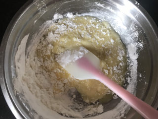 奶香玉米饼干,先放玉米淀粉搅拌均匀