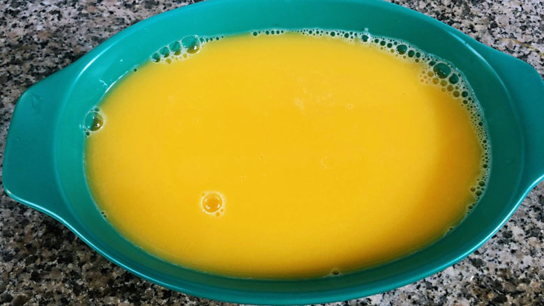豆腐蒸蛋,蚬子汤和蛋液按照1:1的比例搅拌均匀