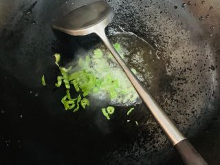 凉拌清爽长豆角,倒入绿辣椒。