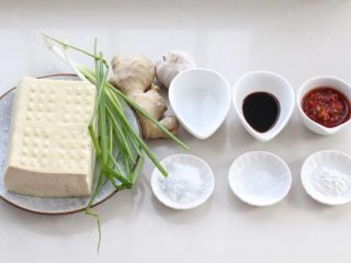 家常烧豆腐,准备好所需食材和调味品。