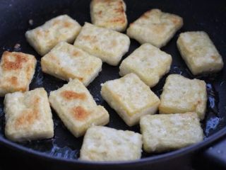 家常烧豆腐,5.用小火将豆腐块的两面煎成焦黄色，盛出备用。