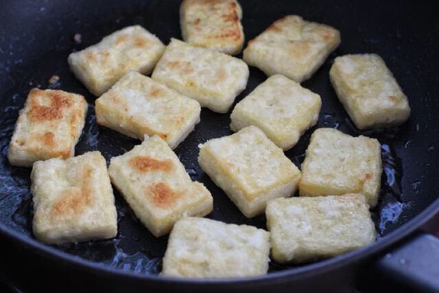 家常烧豆腐,5.用小火将豆腐块的两面煎成焦黄色，盛出备用。
