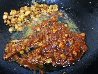 老北京炸酱面,小火用油把豆瓣酱炒香，和肉粒炒在一起，香啊。