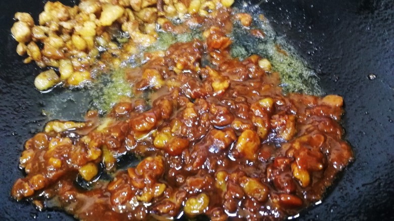 老北京炸酱面,小火用油把豆瓣酱炒香，和肉粒炒在一起，香啊。