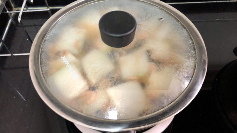 清炒冬瓜片➕吹皱一池春水,煮开后，加盖中小火炖煮5分钟