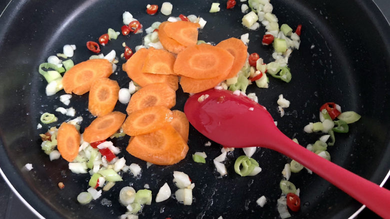 红烧素鸡➕一晴方觉夏深,转中火，加入胡萝卜