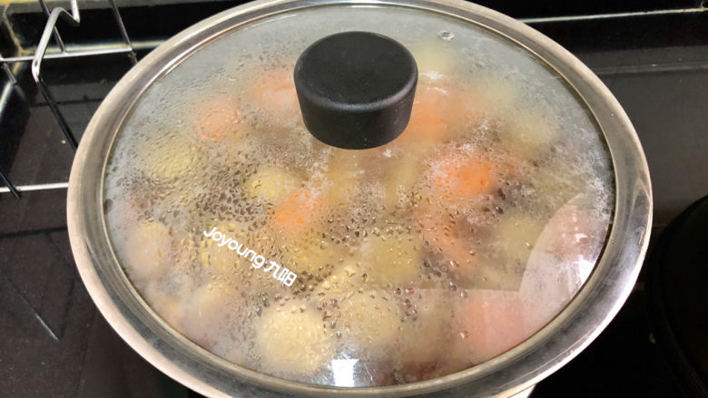 红烧素鸡➕一晴方觉夏深,煮开加盖，中小火炖煮四分钟