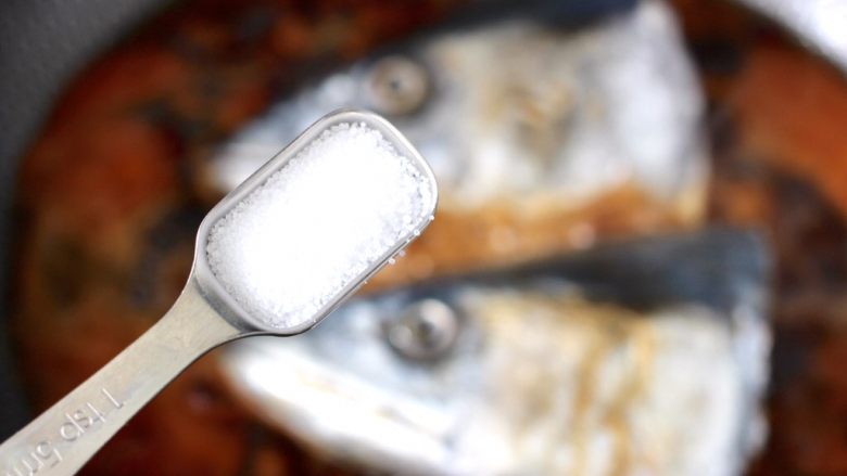 红烧鲅鱼头,再根据个人口味加入盐，口轻的就不用加盐了。