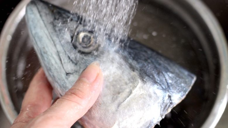 红烧鲅鱼头,把鲅鱼头的鱼鳃杂质清理干净，用清水反复冲洗干净。