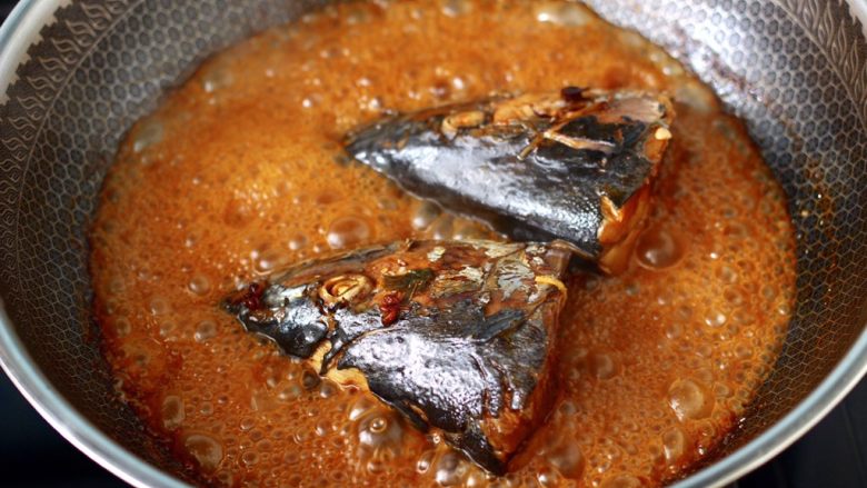 红烧鲅鱼头,大火烧至鲅鱼头软烂酥糯，汤汁变得越来越浓稠的时候。