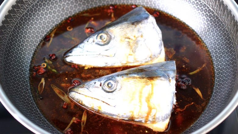 红烧鲅鱼头,锅中倒入适量的清水。
