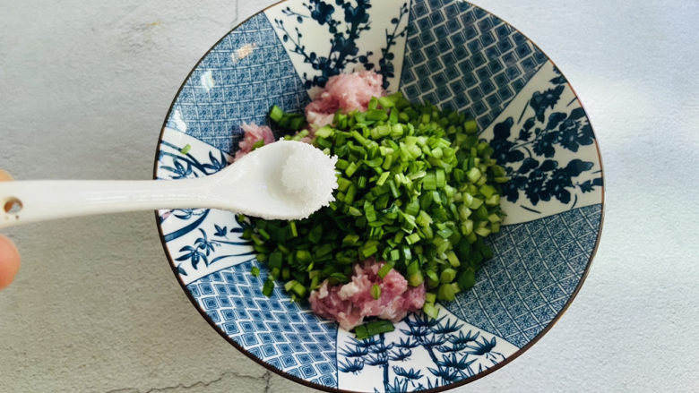 韭菜锅贴,韭菜、猪肉末放入大碗中加入适量盐