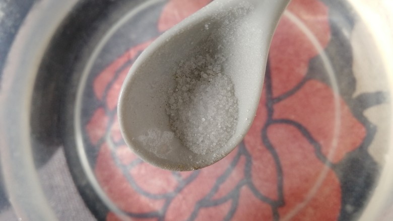 杨梅荔枝饮,清水里放少量盐。