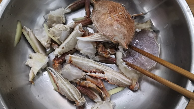 香辣螃蟹,搅拌均匀，腌制15分钟