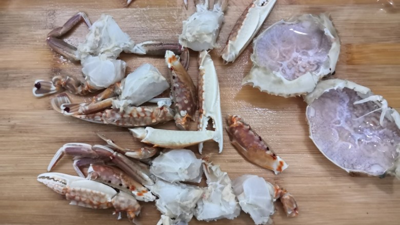 香辣螃蟹,把洗干净的螃蟹，切成小块，备用
