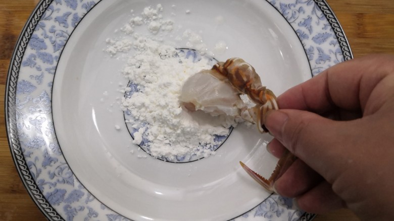 香辣螃蟹,准备好淀粉，把腌制好的螃蟹，裹上淀粉
