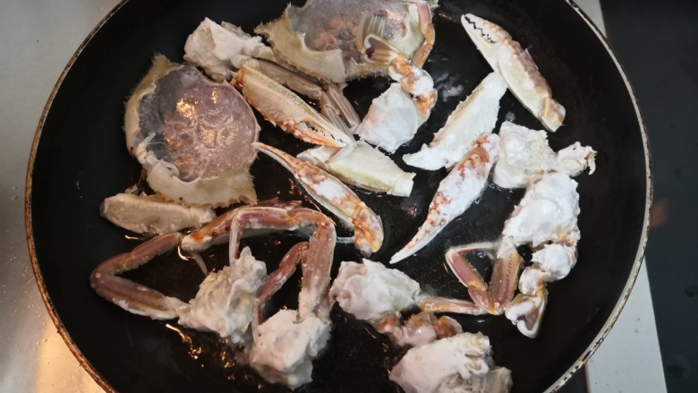 香辣螃蟹,把螃蟹，平铺入锅中