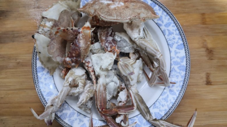 香辣螃蟹,裹上淀粉的螃蟹，放盘中，备用