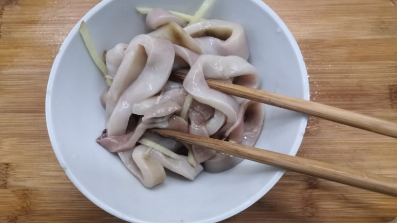 葱爆鱿鱼,用筷子，搅拌均匀，腌制15分钟