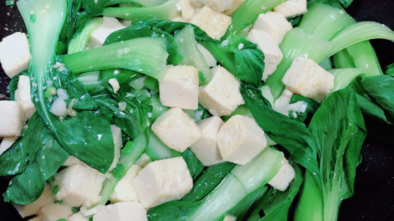 家常烧豆腐,将油菜与豆腐颠勺均匀。