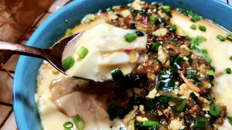 豆腐蒸蛋➕花动一山春色,这道豆腐蒸蛋，做法简单，鸡蛋豆腐滑嫩，搭配臊子，咸鲜味美，拌着米饭，太好吃了😋。喜欢的小伙伴们一起来试试吧😄