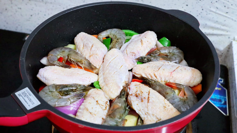 虾翅焖锅,表面再铺上鸡翅和虾
