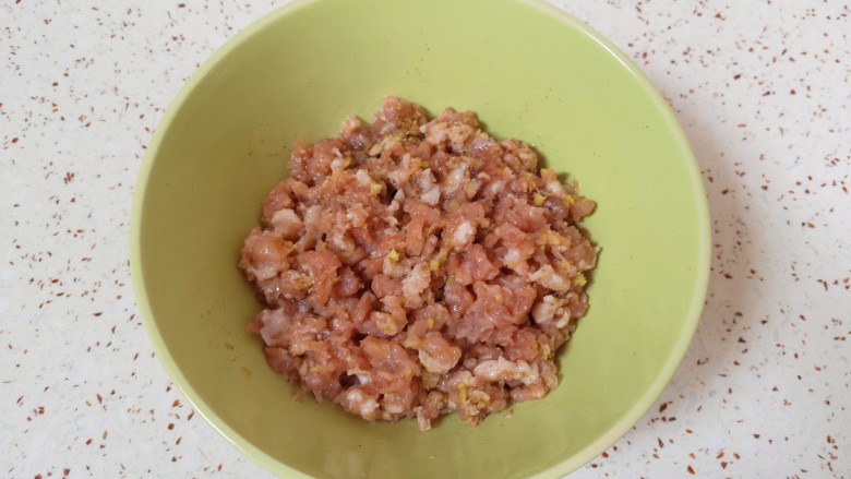 韭菜锅贴,搅拌均匀，让肉馅静置一会儿。