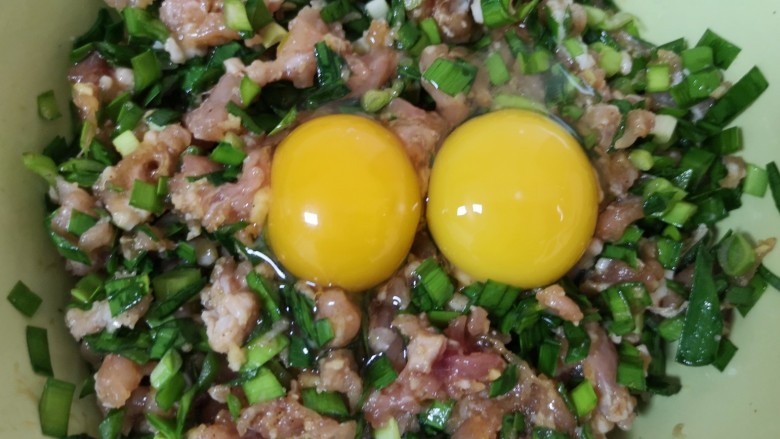韭菜锅贴,打入两个山野鸡蛋（普通鸡蛋一个就可以了）搅拌均匀。