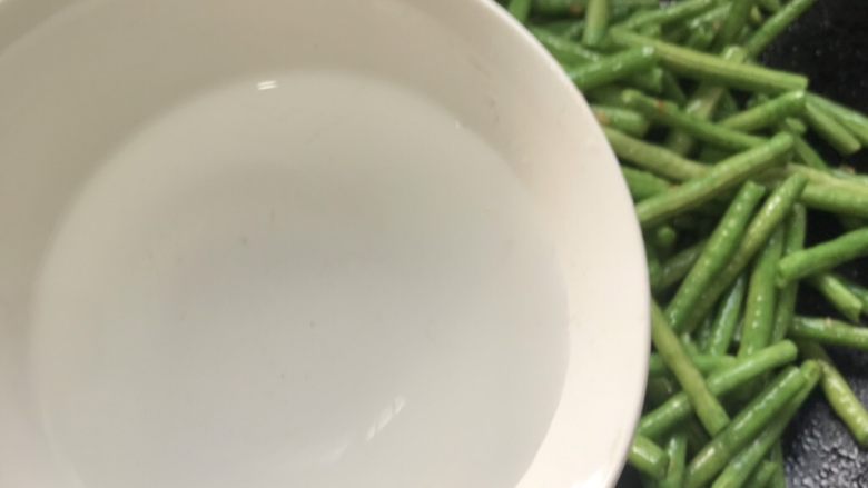 干煸豇豆,倒入小半碗水翻炒一会焖煮4分钟。