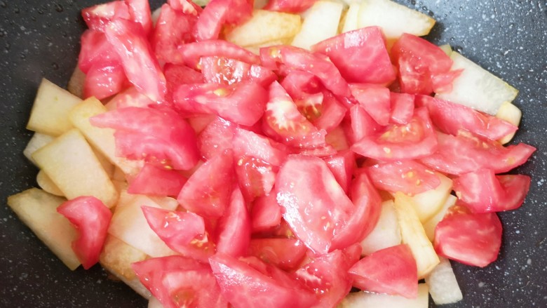 清炒冬瓜片,下入西红柿。