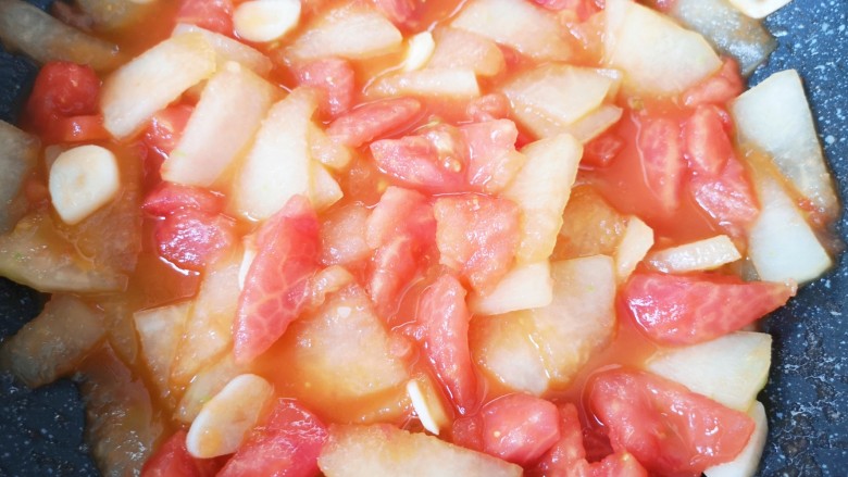 清炒冬瓜片,中和一下西红柿的酸味。